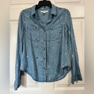 This shirt new without tag . Never worn. Super cute and comfy.